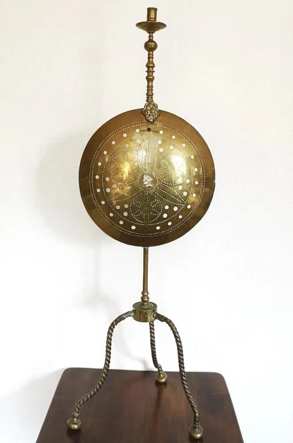 Rare Ancien Magnifique Grand Bougeoir Bouclier en Bronze Laiton Tripode H. 96 cm