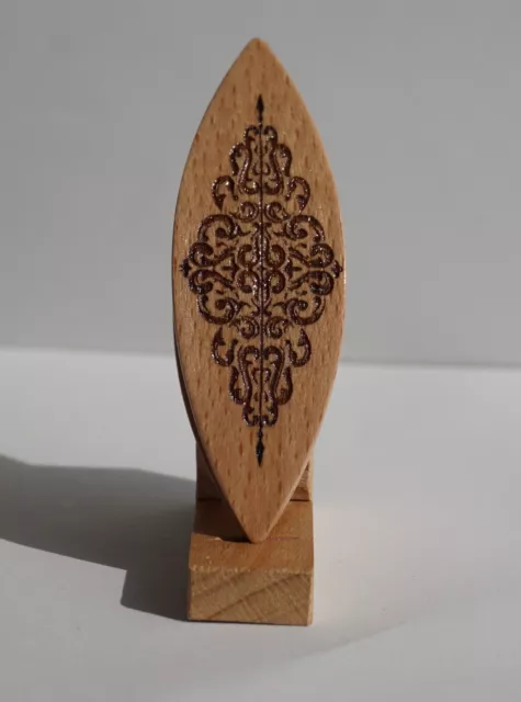 Tatting shuttle with engraved French pattern 3"