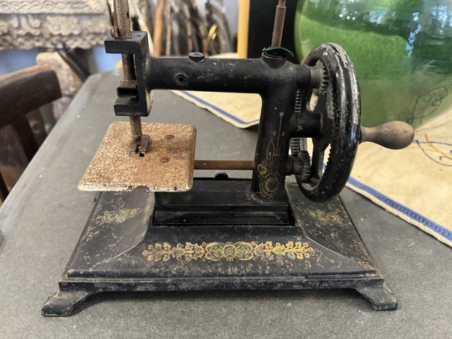 ANCIENNE MACHINE A Coudre NAUMAN En fonte à poser , cast iron sewing
