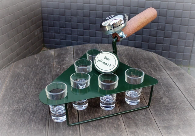 Giftmania Schnapskelle Mit Klingel & 6 Gläsern – Stammtisch-Set Aus Metall/Holz – Ca. 33 X 17 X 13 Cm