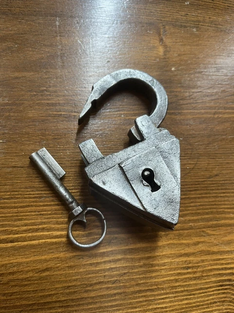 Antico lucchetto Gotico Triangolare XVI / Alte Vorhängeschloss /Ancient Padlock