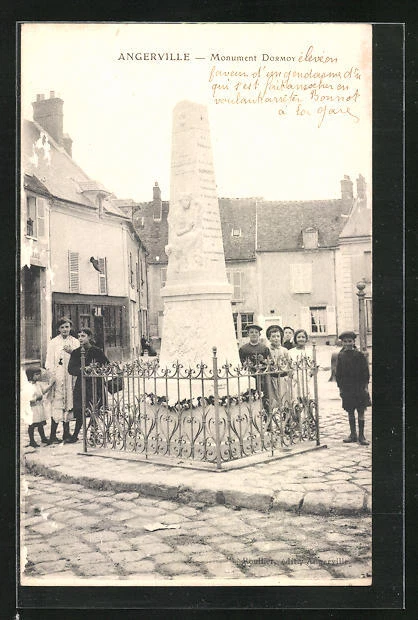 CPA Angerville, Gens avant Monument Dormoy