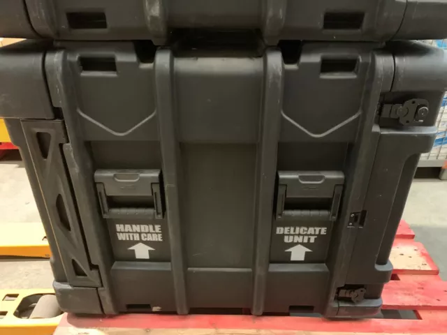 1 SKB Cases   Deep   Roto Molded Deep Rack Case  etanche militaire .see photo