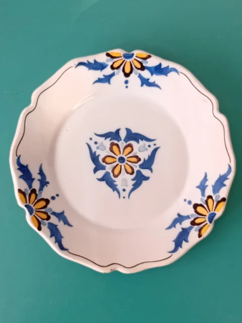 Assiette décorative en faïence signée Charolles