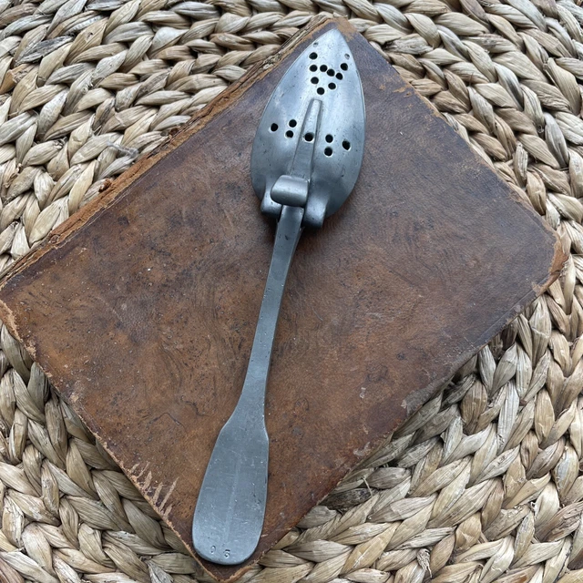 ANCIENNE CUILLERE SAUPOUDREUSE A Sucre Argent Poincon Minerve 1Er Titre - 39 Gr EUR 40,00