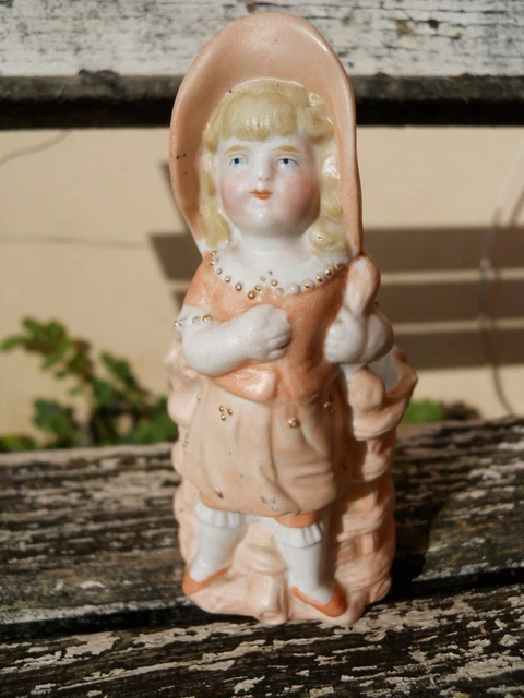 Ancien biscuit porte bouquet décor jeune fille enfant poupon polychrome