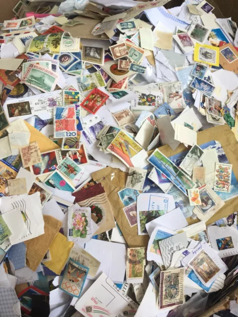 1Kg Of World Foreign Kiloware Stamps On Paper - No GB