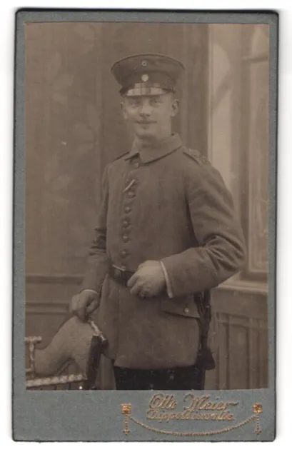 Fotografie Otto Meier, Dippoldiswalde, Portrait Soldat in Uniform mit Schirmmüt