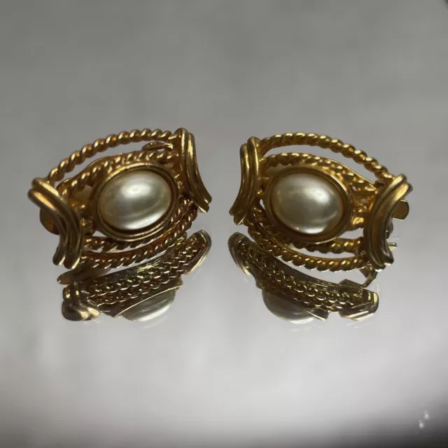 Paire de boucle d'oreille vintage à clips doré et perle dupe luxe