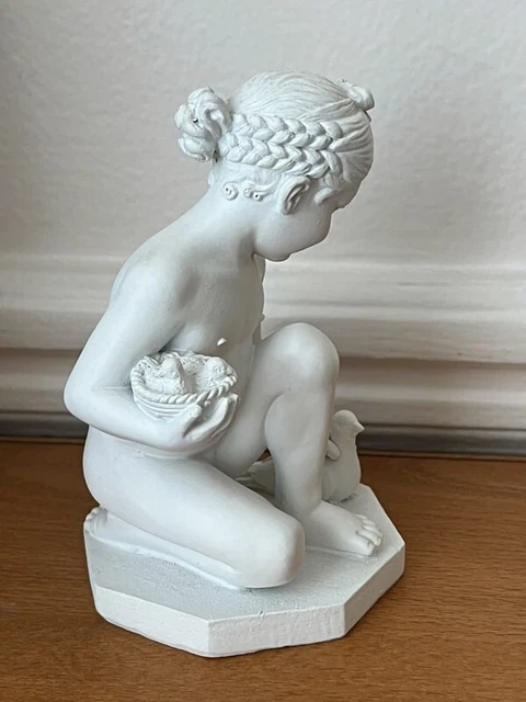 Petite Statuette Fille avec les Oiseau Nid colombe Blanc état Neuf H=13cm env