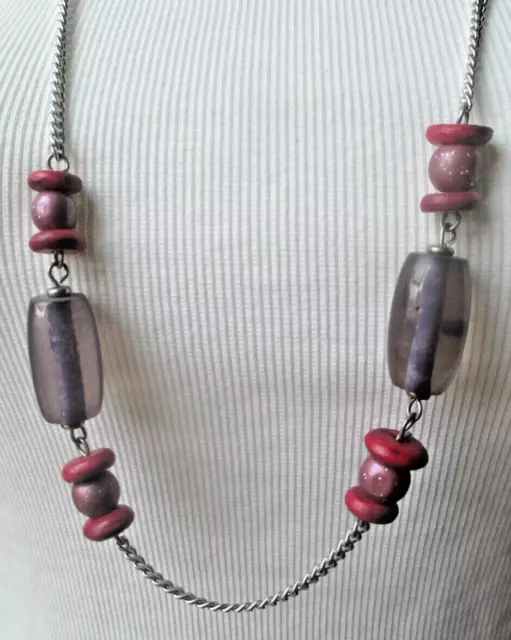 Grand collier sautoir chaine argentée perles résine mauve rouge bijou rétro 5453