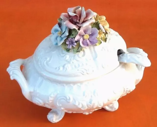 Petite Soupière Italienne avec sa louche  Céramique blanche prise en fleurs