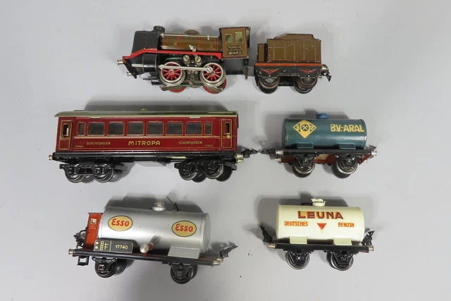 Märklin R12890 mit Blech Eisenbahnwagen (K 116535)