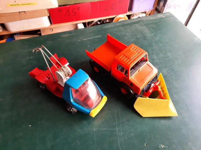 JOUETS ANCIENS lot de 2 vehicules  camions plastique et metal