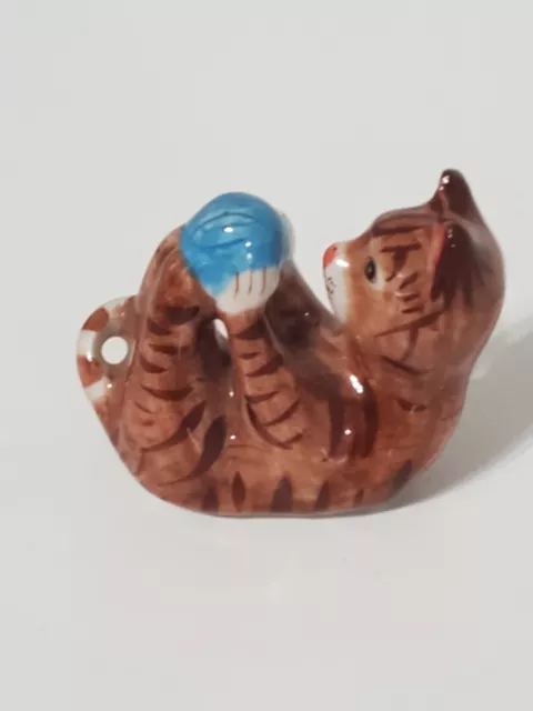 Figurine Chat Marron Tigré Jouant A La Balle - Porcelaine