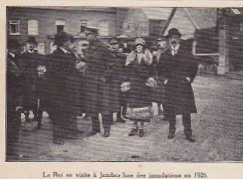 1935  --  Belgique  Le Roi En Visite A Jambes Lors Des Inondations De 1926 3A989