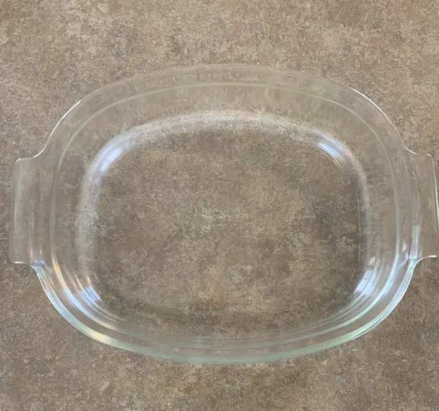 https://www.picclickimg.com/CWkAAOSwPtJlj2bI/Vintage-Pyrex-704-Oval-Four-Quart-Clear-Glass.webp