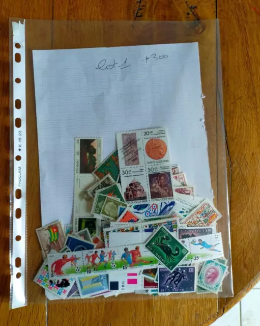 + de 300 timbres neufs  du monde voir photos  charnières possible lot 1