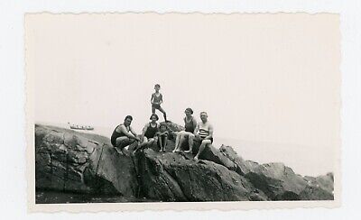 PHOTO  SNAPSHOT 1939 - QUIBERON - assis sur les rochers maillot de bain ancien