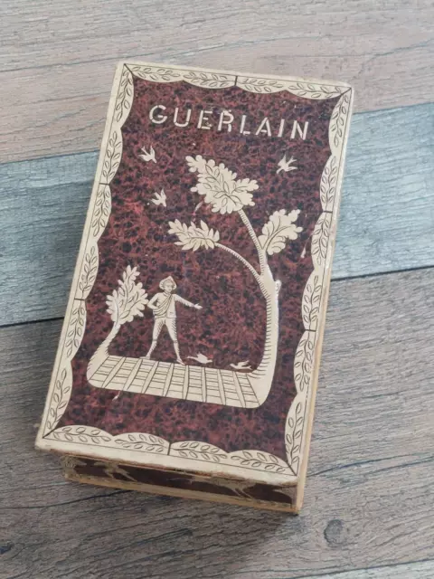 Une ancienne boite coffret de parfum Guerlain vide.