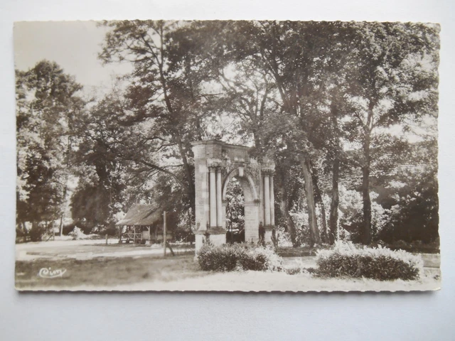 CPSM "Imphy - Château du Chazeau - Le parc et l'ancienne porte du couvent"