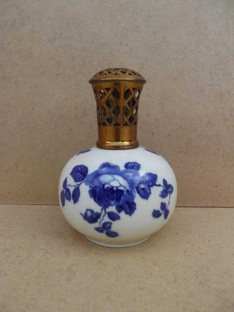 Lampe berger ancienne 'cp roses neige' en porcelaine de pari en France