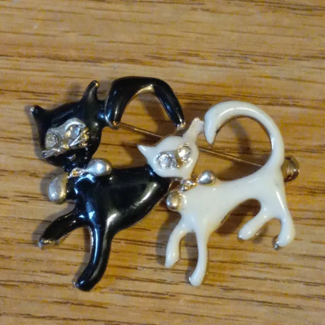 Vintage Rhinestone Gold Tone Metal Enamel Black & White Cats Pin Brooch