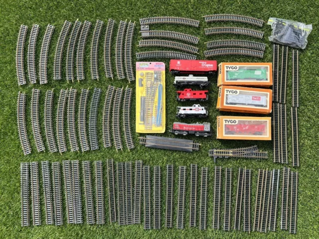 Vintage Lot Tyco HO Scale Train Set - Burlington Locomotive + 7 Car & 62 Tracks