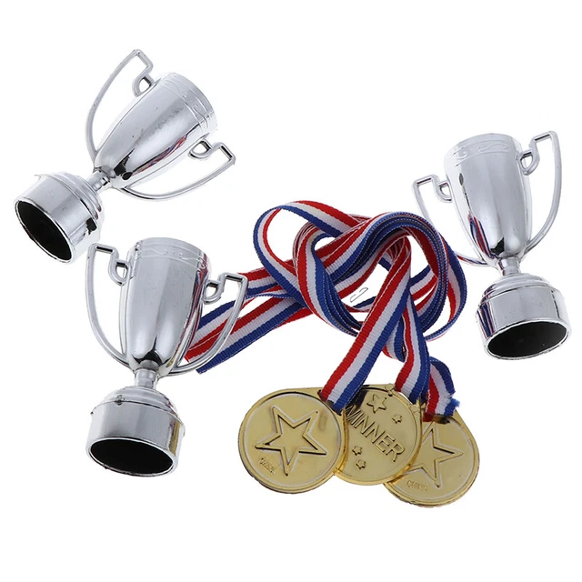 3 Stck. Gold Kunststoff Gewinner Medaillen + 3 Kunststoff Trophäe Spielzeug für Kinder Party Spaß PrLXI 9