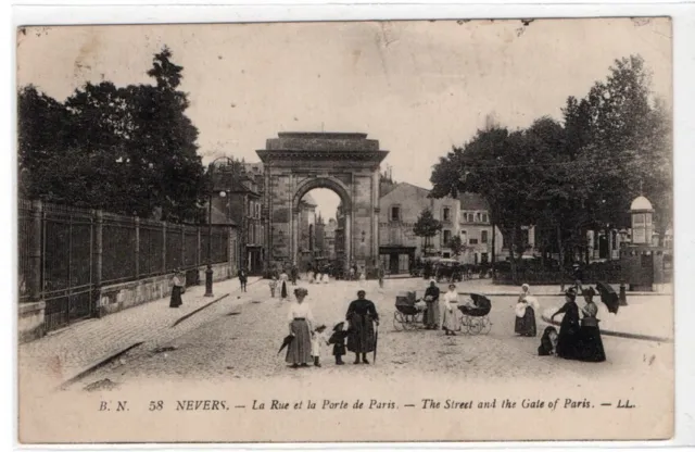 CPA NEVERS La Rue de la Porte de Paris (58)