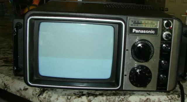 Vintage Panasonic portable TV solid state TR- 717R FM/AM/WB Radio Japan