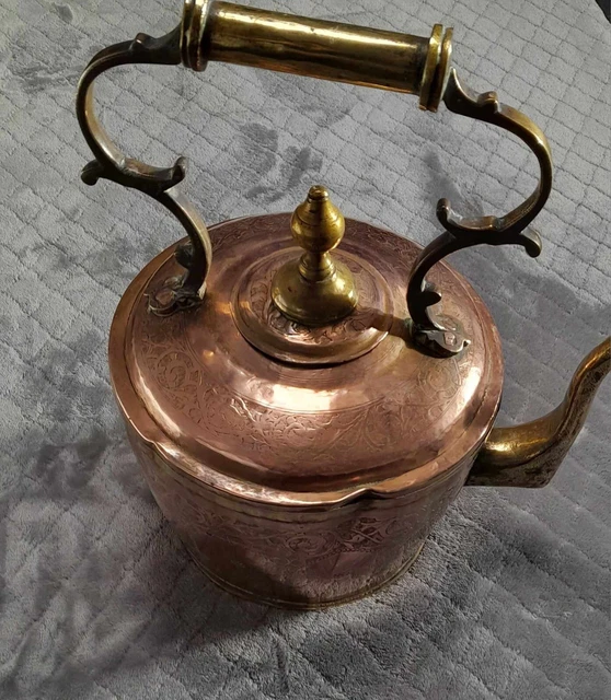 Ancienne bouilloire marocaine en laiton sur pied En vente sur
