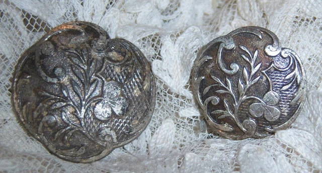 B232 BOUTON ANCIEN metal ART DECO FLEUR lot de 2 pieces 22 et 28 mm