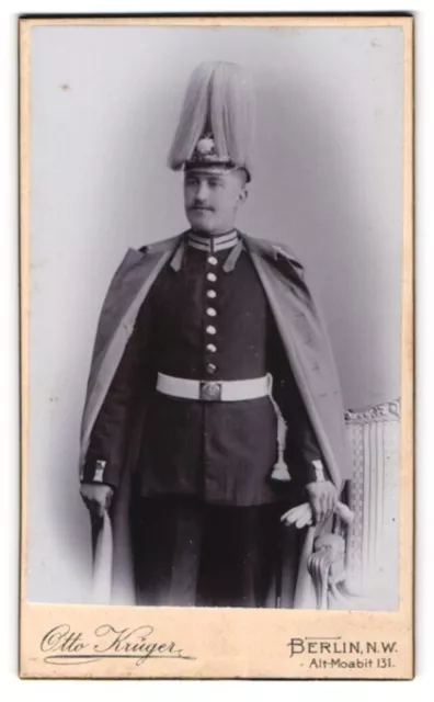 Fotografie Otto Krüger, Berlin, Soldat in Gardeuniform mit Pickelhaube Roßhaarb