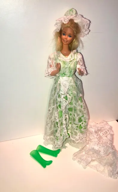 Sehr gut erhaltene Barbie in grünem Tüllkleid  und Hut,mit Stickumhang