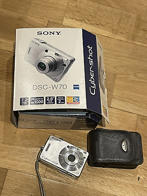 BROKEN Sony DSC-W70 Cyber-shot Digital Camera, Accessories, Case 7.2mp Silver