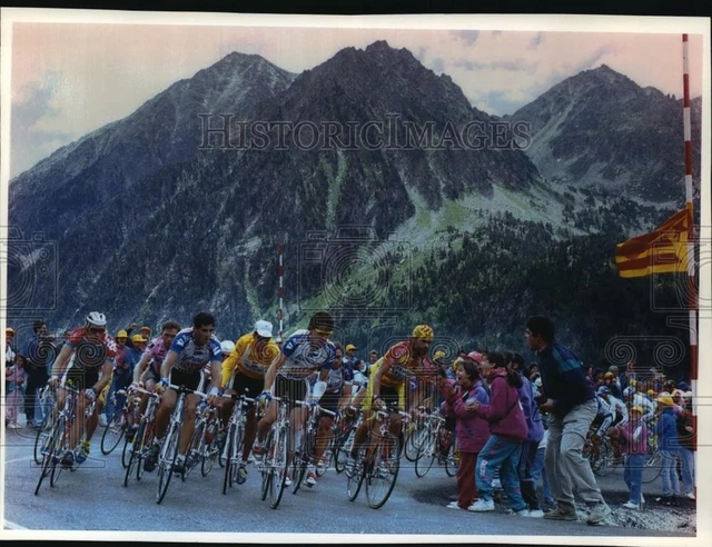 1993 Press Photo Bicycle racers and spectators during Tour de France - mjt02921