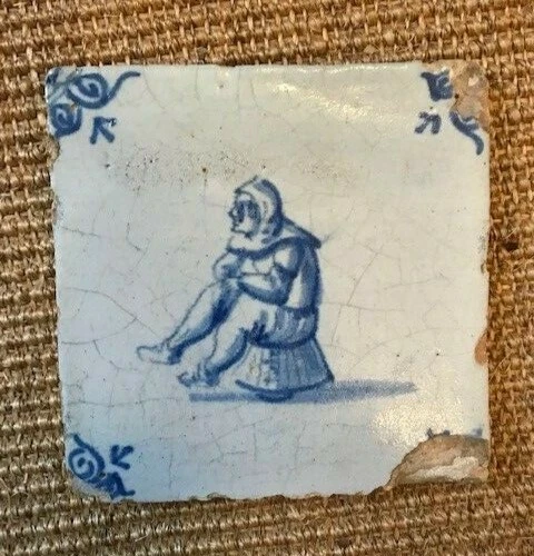 ANTIQUE 18C c.1725 DUTCH DELFT TILE BLUE AND WHITE DEPICTING A SEATED PEASANT