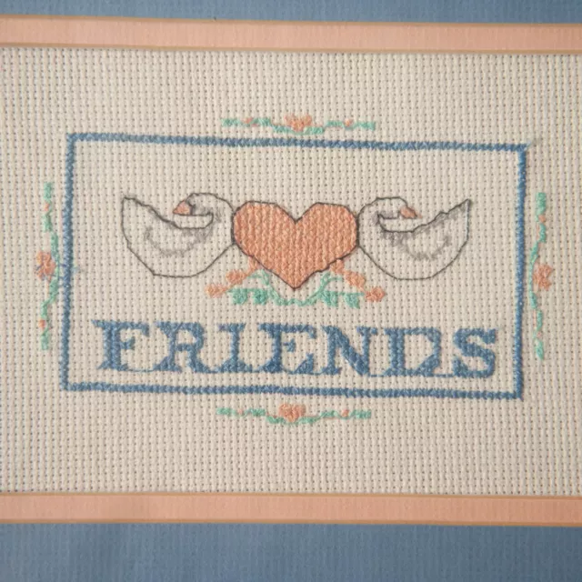 Tema de amigos bordado vintage de punto de cruz enmarcado con patos y corazones 2