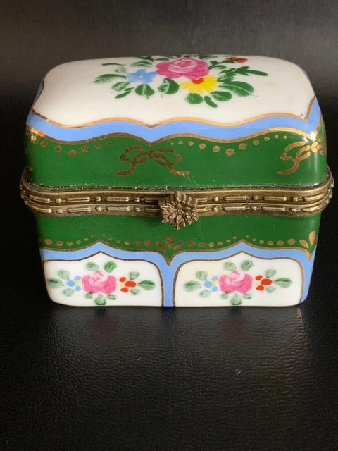 Kleines Döschen Porzellandose Pillendose Miniatur mit Rosendekor