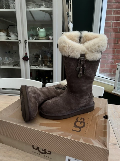 STIVALI ORIGINALI UGG Plumdale Charm marroni pelle di pecora UK
