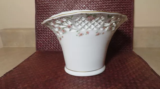 Oscar de la Renta Royale Pierced Vase Fine China  UH 103 English Garden 5.75"