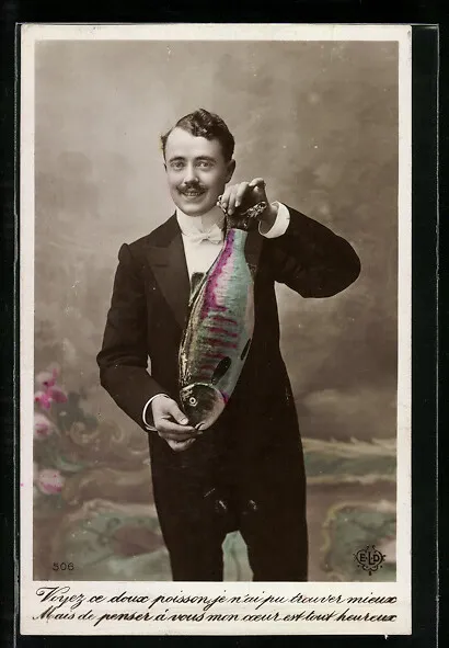 Junger Herr präsentiert stolz seinen Fisch am 1. April, Ansichtskarte 1908