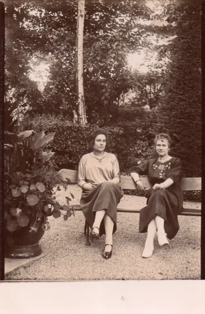 BK195 Vintage Photo Card RPPC Women Fashion Fashion Sitting Bench Garden Park