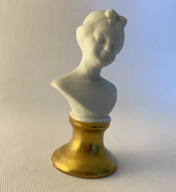 “ Fille “Petite Statue en Porcelaine Capodimonte Avec Embase D'Or