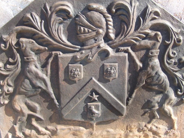Plaque de cheminée en fonte de fer décor de fleurs de lys . XIX siècle