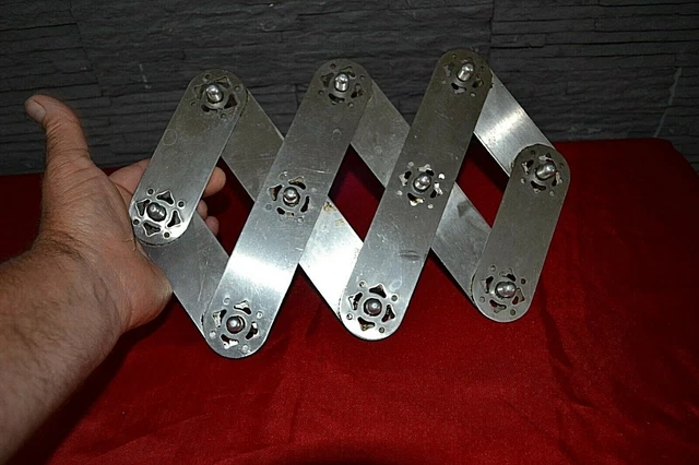 DESSOUS DE PLAT ancien,à roulettes et extensible en métal argenté. EUR