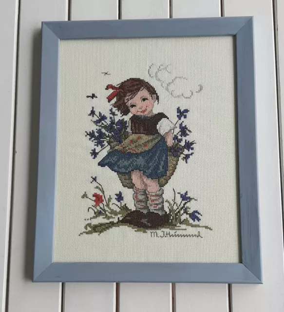 335h-Hummel-Blumen-Mädchen (17x23cm) handgestickt im Holzrahmen blau 28 x 34cm