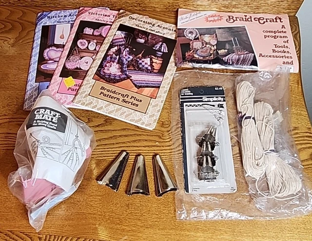 Kit de artesanía de trenza vintage de Shirley Botsford y herramientas de trenzado de alfombras.