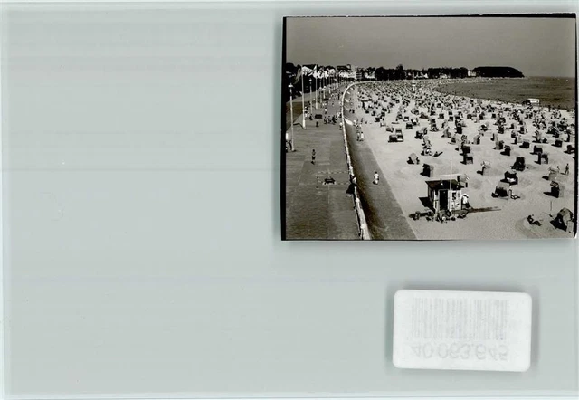 40063645 - 2401 Travemuende Strand mit Strandkoerben Promenade Luebeck